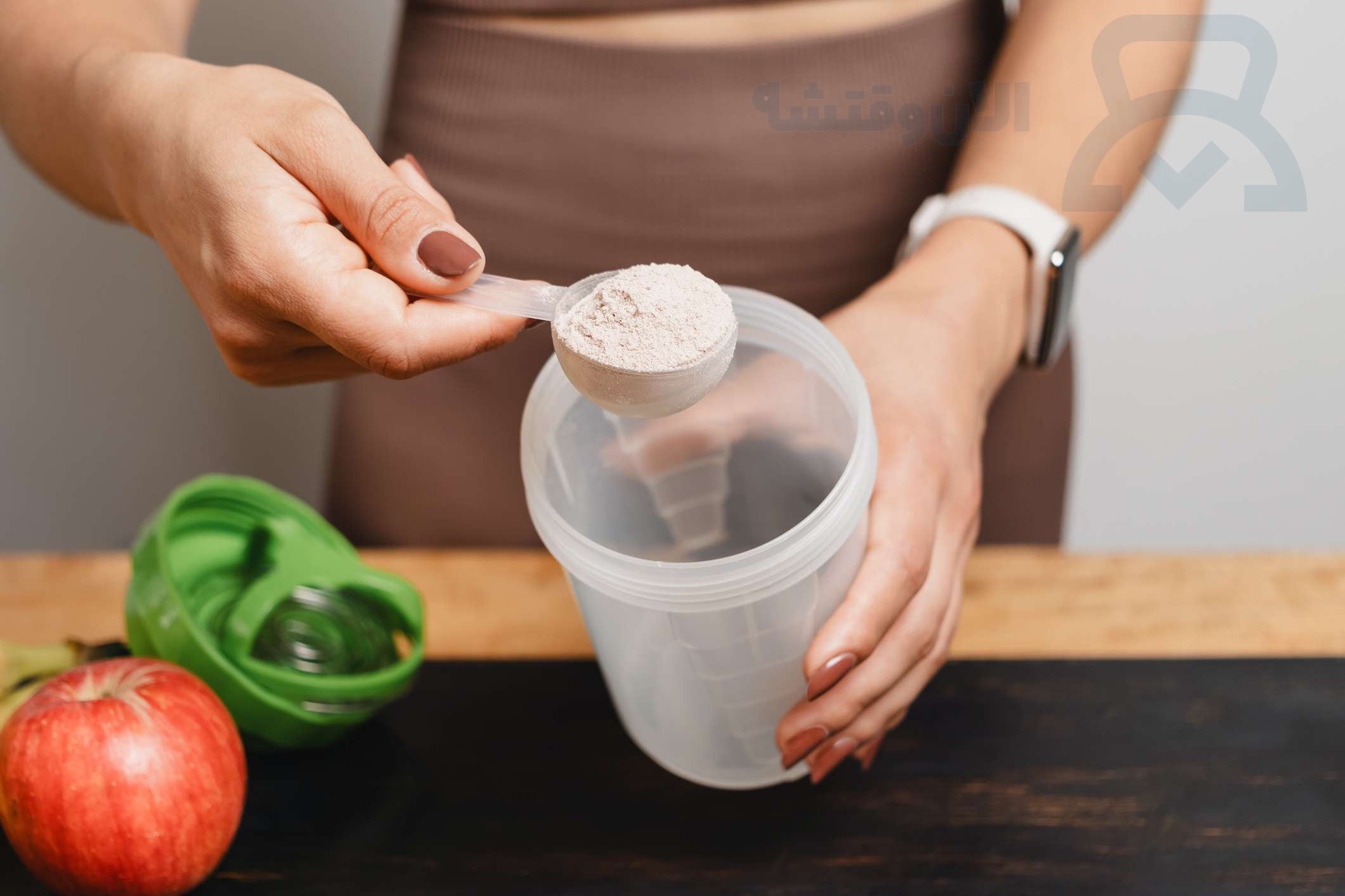 یک خانم در حال خوردن کراتین