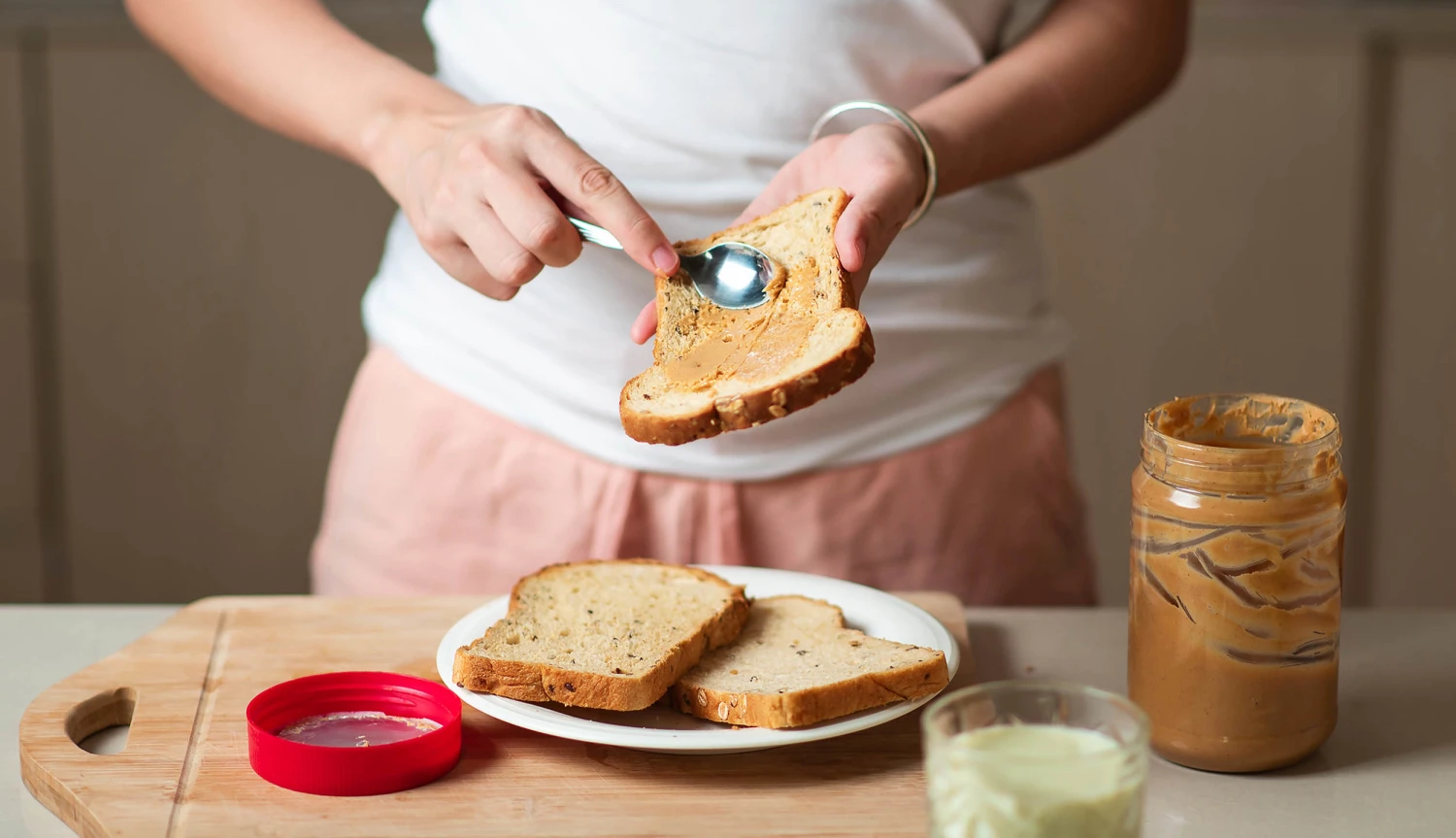 خوردن کره بادام زمینی